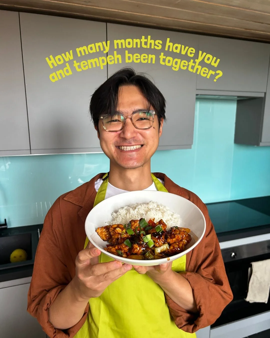 Wie viele Monate sind wir schon zusammen? Versuchen Sie es ein Leben lang 😌.

Ando ist seit dem ersten Tag in einer Langzeitbeziehung mit Tempeh.

Er wuchs in Indonesien (dem Ursprungsland von Tempeh) auf und aß fast jeden Tag Tempeh. Später studierte er es, schrieb über