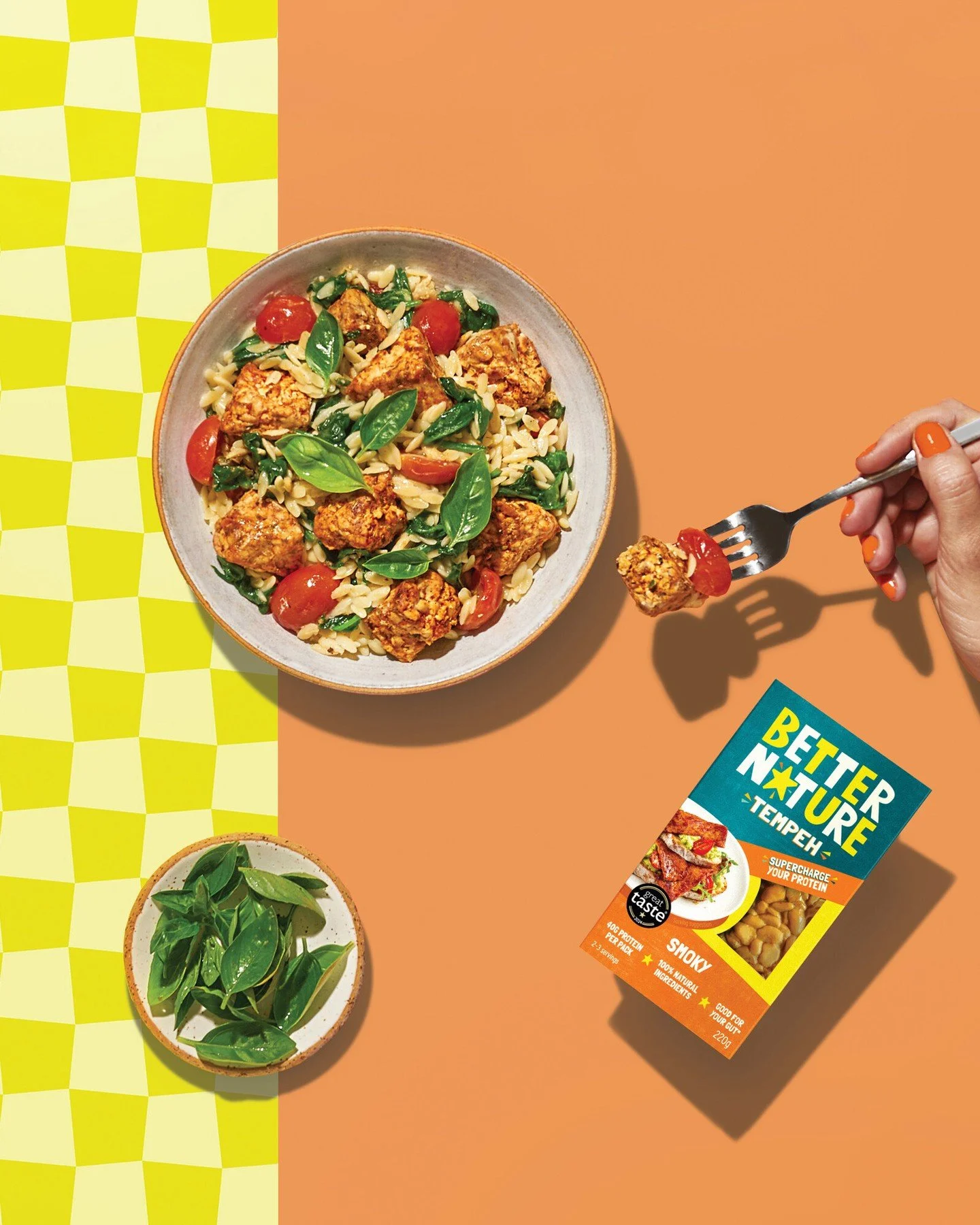 Draußen regnet es. Drinnen brutzelt rauchiges Tempeh. Das Gleichgewicht ist wiederhergestellt.

Schnell zubereitet, voller Proteine und unglaublich lecker.

Jetzt erhältlich bei Tesco, Asda und Ocado.