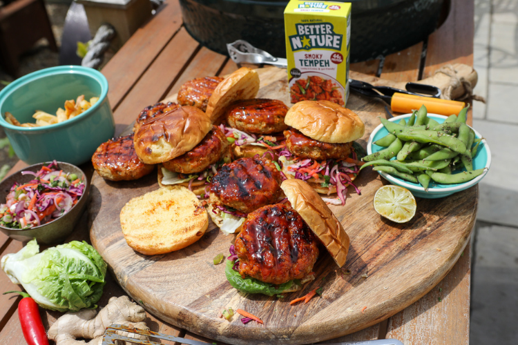 Burger mit rauchigem Tempeh nach koreanischer Art