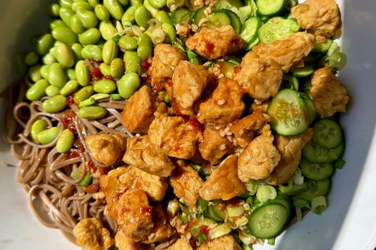 Kalter Gochujang-Nudelsalat mit knusprigem Tempeh