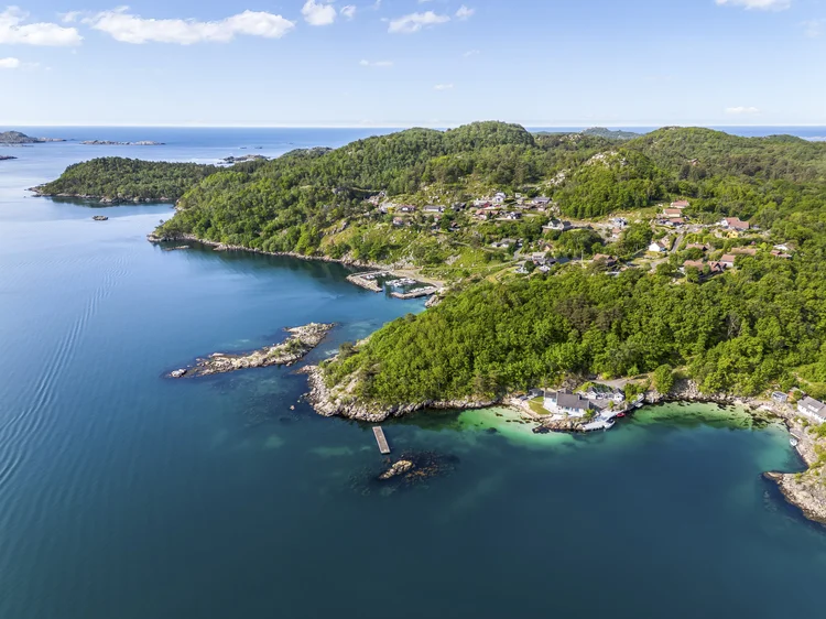 Dronefoto av kystlandskap