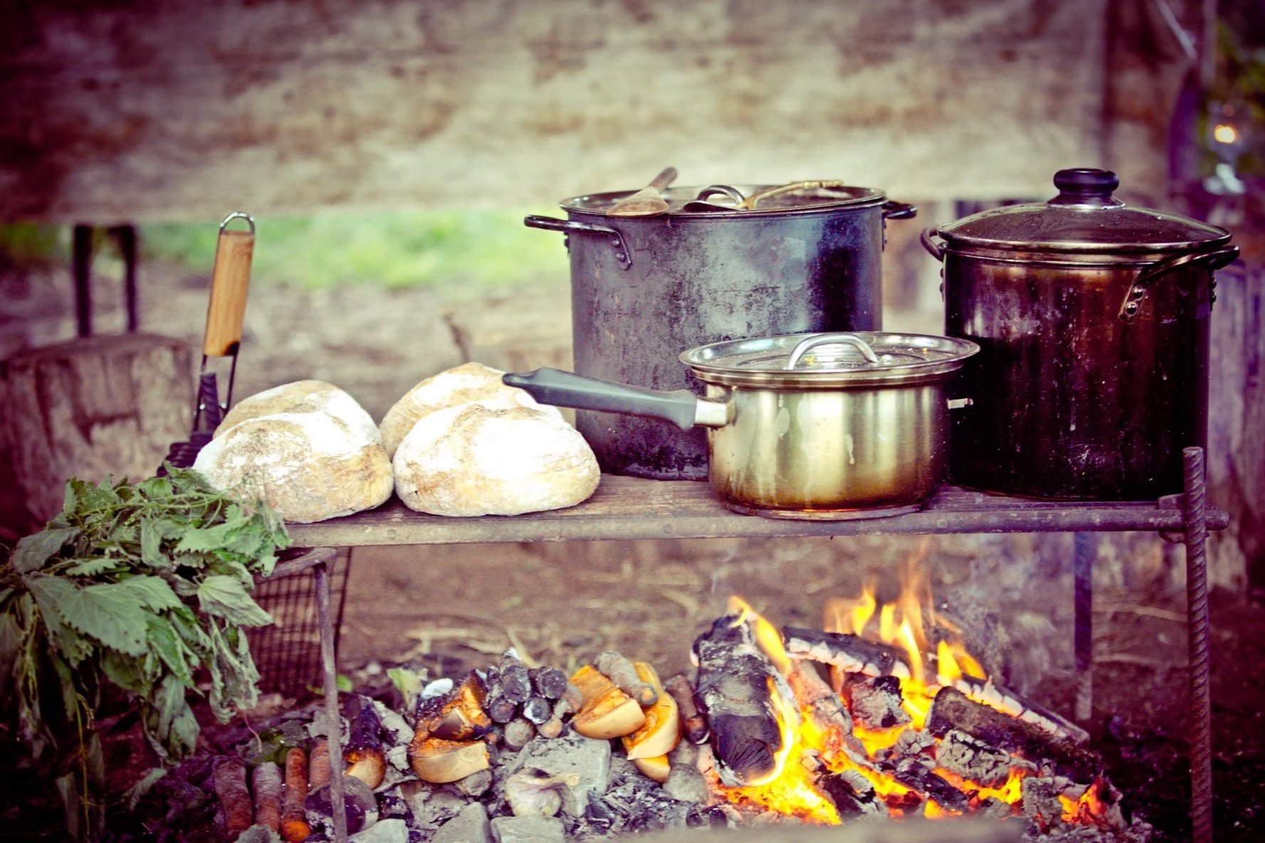 Food+-+pots+on+the+fire+closer.jpg