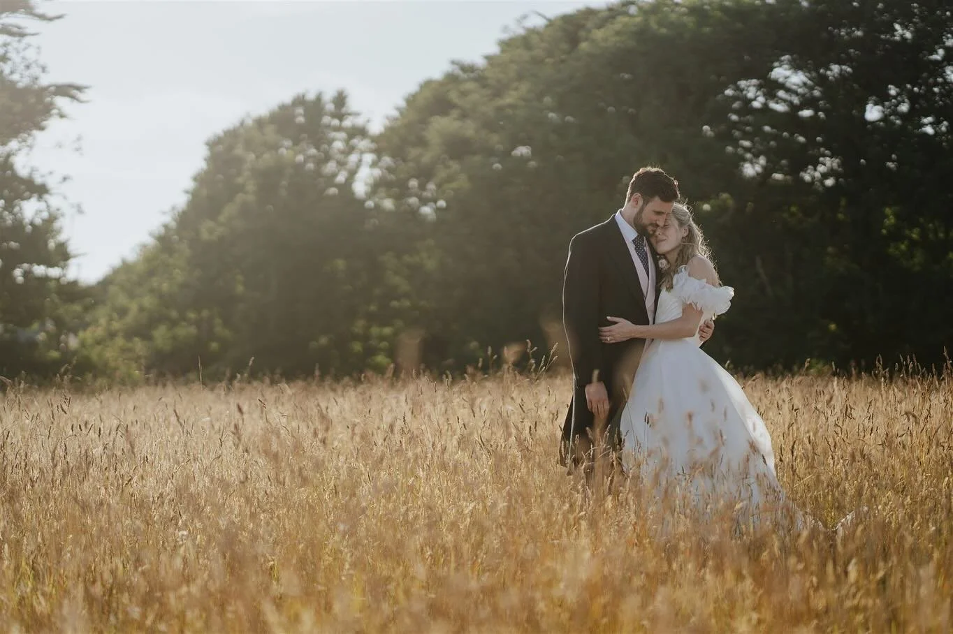 Golden fields for Sarah & Louis @rosteague 🤍 such a great team for this beautiful day! 
Venue @rosteague 
Marquee @sperrytents @sperrytentssw 
Makeup @charlottealbert.makeup 
Hair @ionemakeupandhair 
Florals @3acreblooms 
Videographer @sean_whit
