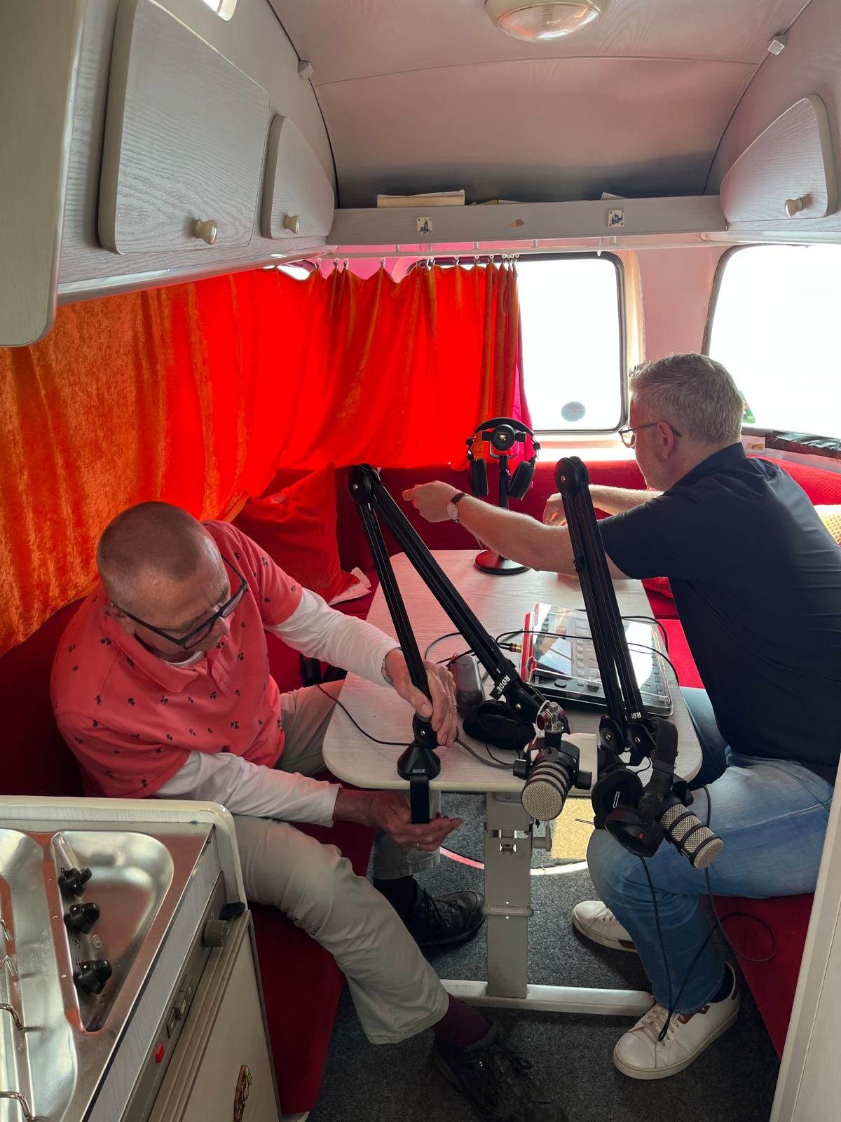 Behind the scenes. Klaarmaken voor de uitzending.