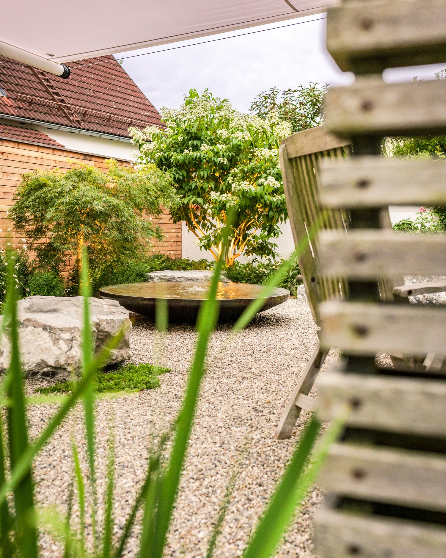 Im fr&uuml;hen Abend legt sich ein k&uuml;hles, klares Licht &uuml;ber den Garten. Die Farben treten sanfter hervor, die Schatten werden l&auml;nger, und eine ruhige Gelassenheit breitet sich aus. Der Garten macht sich bereit f&uuml;r die Nacht &ndas