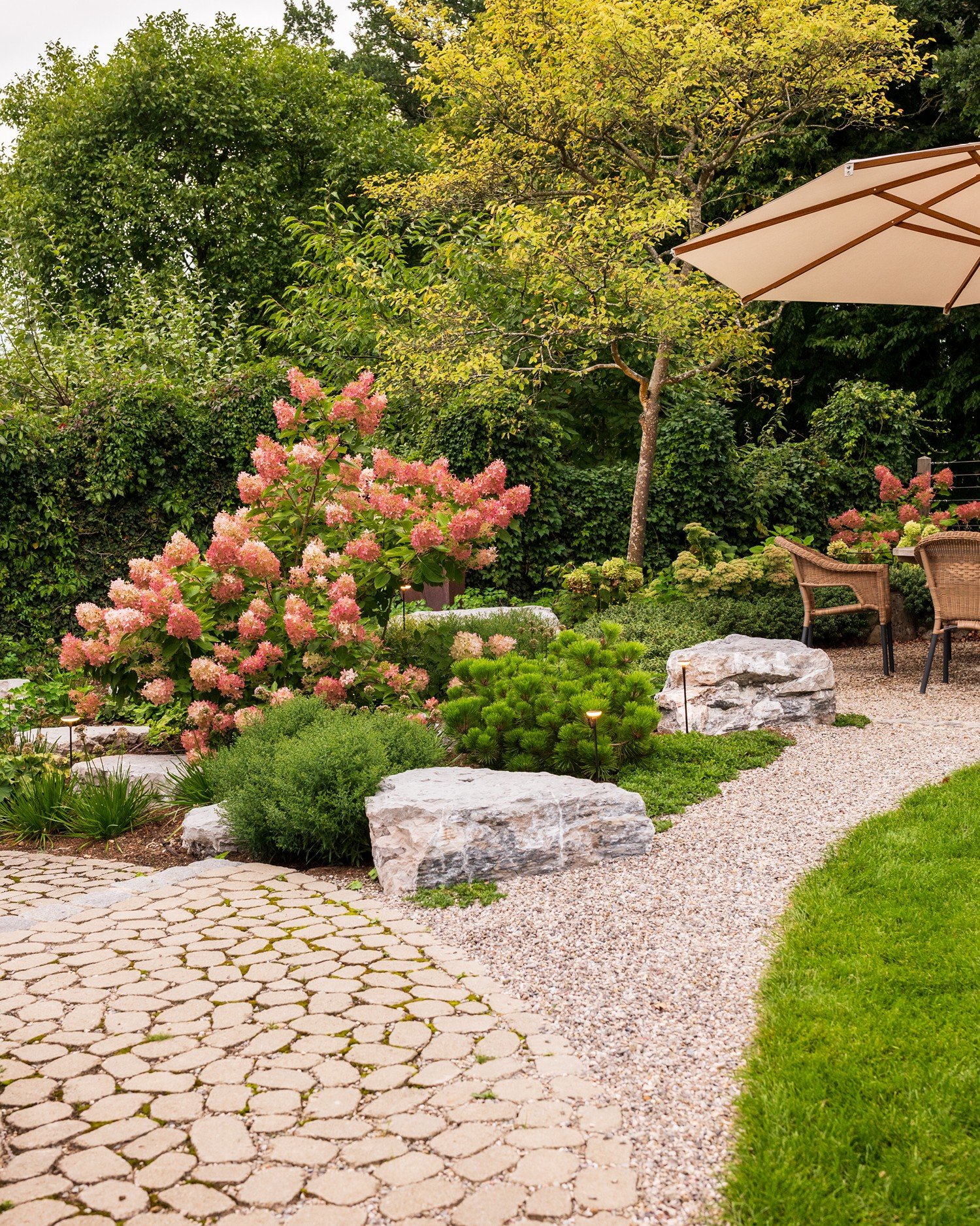 Unsere G&auml;rten sind Begleiter durch den ganzen Tag &ndash; immer anders, immer wundervoll.

Im hellen Tageslicht erwacht er voller Leben: Farben strahlen, Bl&uuml;ten &ouml;ffnen sich weit und das Gr&uuml;n leuchtet in all seiner Kraft. Ein Ort, 