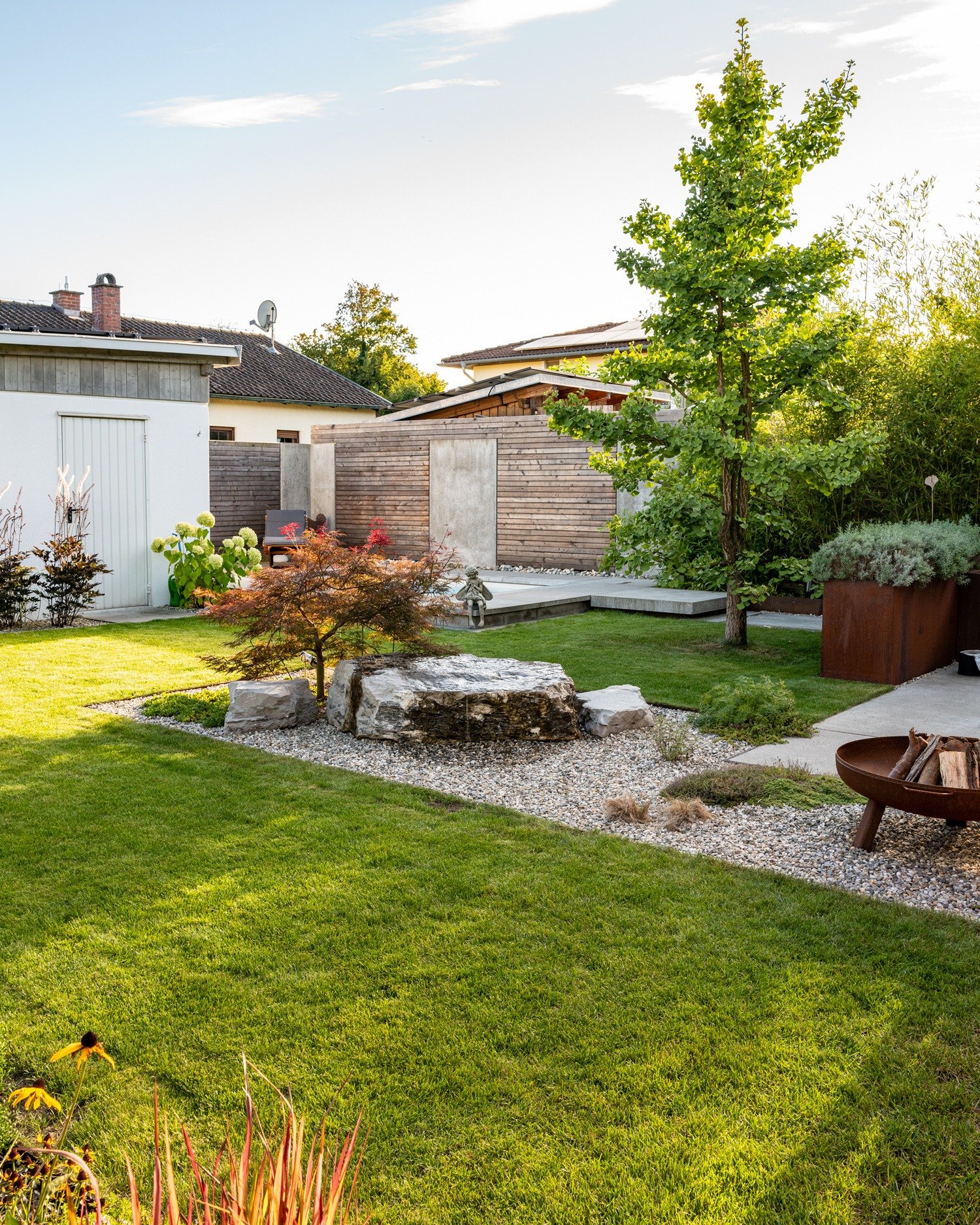 Zwischen klarer Architektur und &uuml;ppigem Gr&uuml;n entfaltet sich ein Garten, der wie ein R&uuml;ckzugsort wirkt. Der Seaside Pool &ndash; kraftvoll akzentuiert durch Cortenstahl und die feine Struktur der Schellevis-Platten.

Sanft umrahmt von G