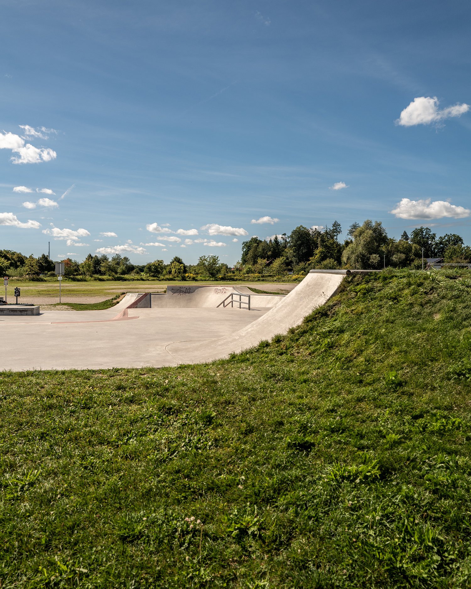 Ein ganz anderes Projekt als sonst: F&uuml;r den neuen Skatepark in Burghausen durften wir die vorbereitenden Erdarbeiten ausf&uuml;hren. Die Planung &uuml;bernahm d.arkitect, den anschlie&szlig;enden Bau des Parks hat @good_crete &uuml;bernommen. Nu