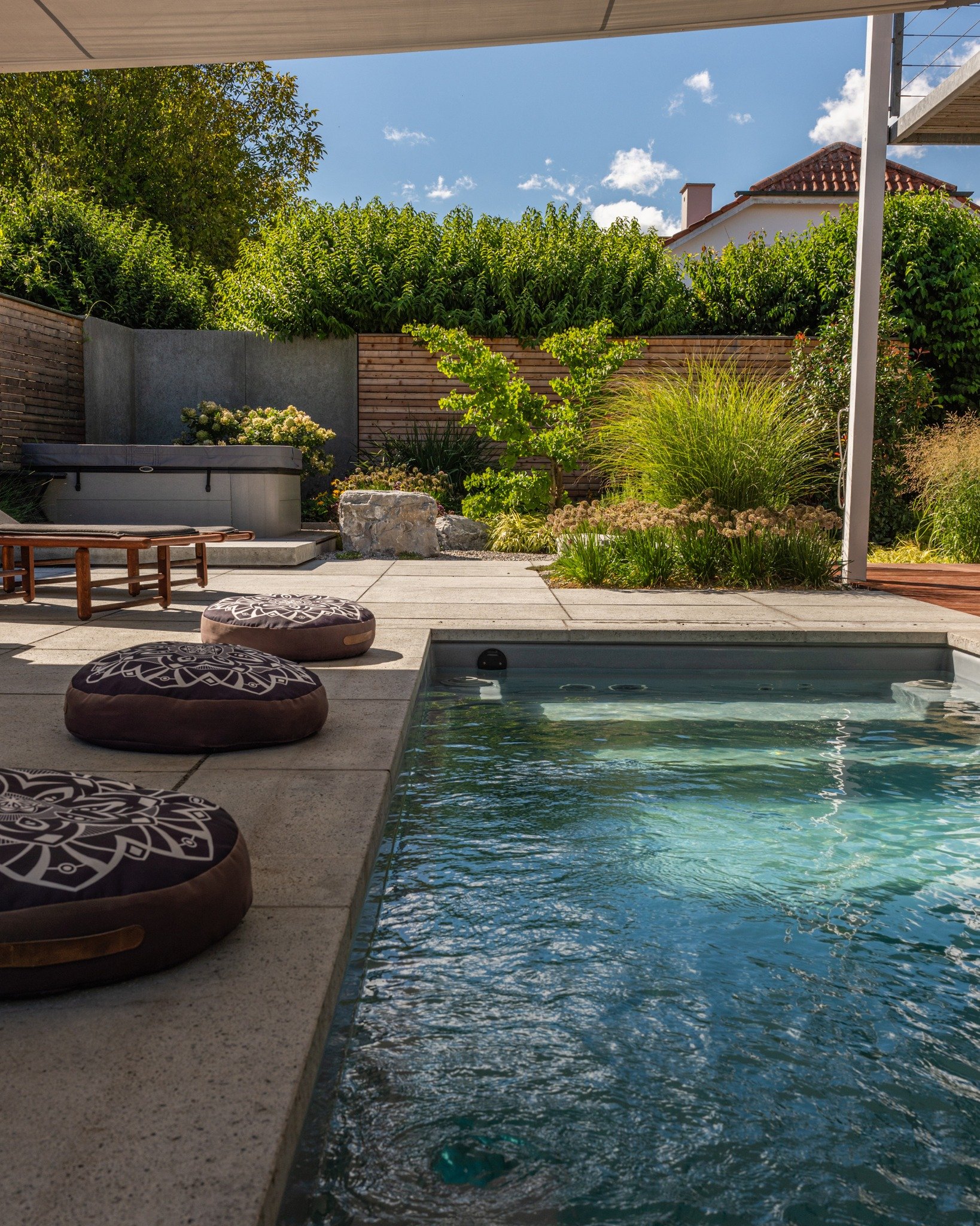 Pure Entspannung zuhause &ndash; wo Wasser, Stein und Pflanzen miteinander verschmelzen.�Ein Swimmingpool mit Gegenstromanlage l&auml;dt zum sportlichen Eintauchen ein, der Whirlpool zum Loslassen und Genie&szlig;en.

�Die Terrasse aus Strukturbeton 