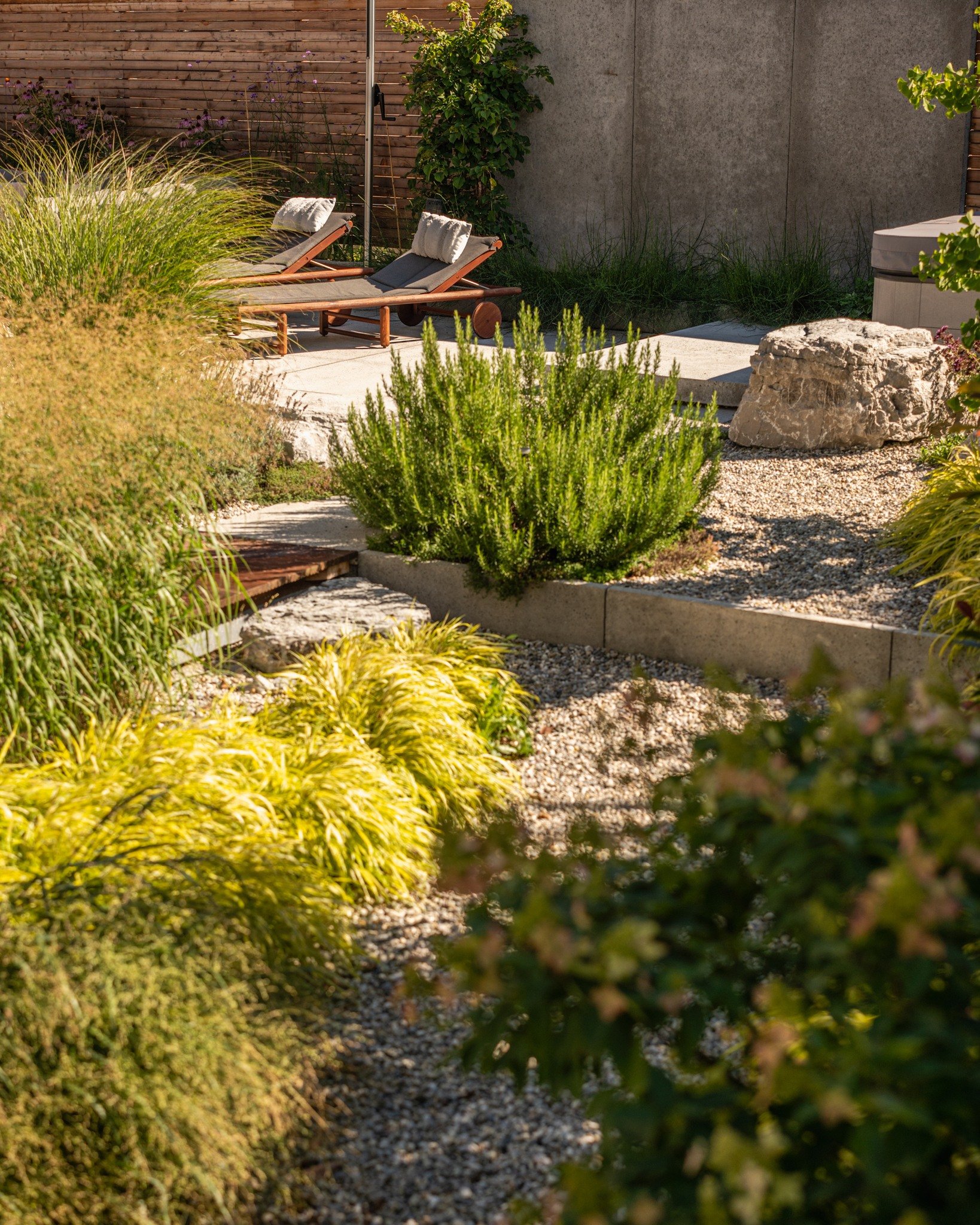 Klarheit im Design, Vielfalt im Detail &ndash; ein Garten, in dem Materialien, Wasser und Pflanzen in harmonischem Dialog stehen. Strukturbeton trifft auf Naturstein, Wasser auf Gr&uuml;n &ndash; jedes Element sorgf&auml;ltig komponiert f&uuml;r ein 