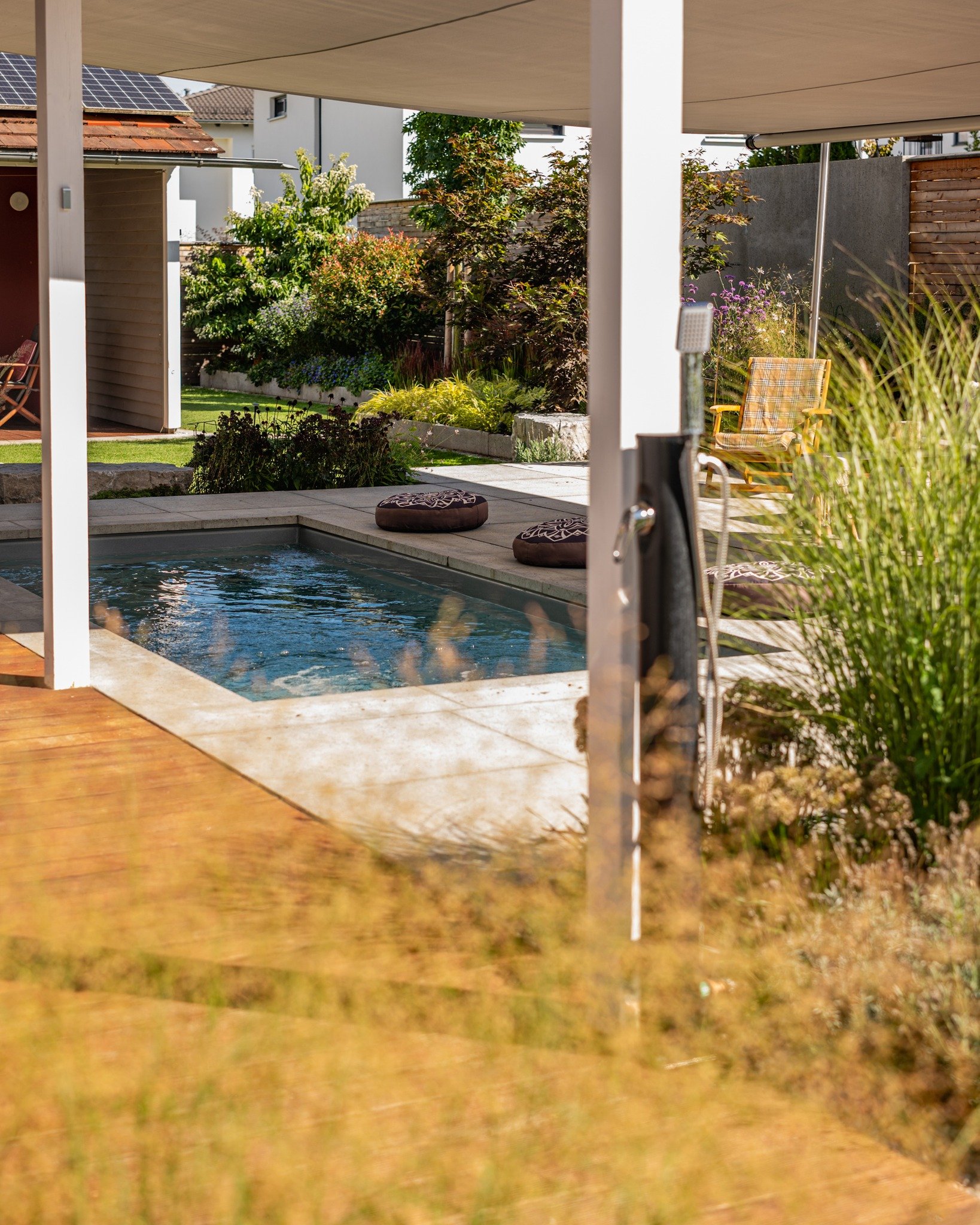 Ein Garten, der Balance atmet &ndash; zwischen klaren Linien und lebendiger Nat&uuml;rlichkeit.�Strukturbeton, Holz und Wasser verbinden sich zu einem harmonischen Ensemble, das Ruhe und Energie zugleich ausstrahlt.

Sanftes Pl&auml;tschern, warme Ob