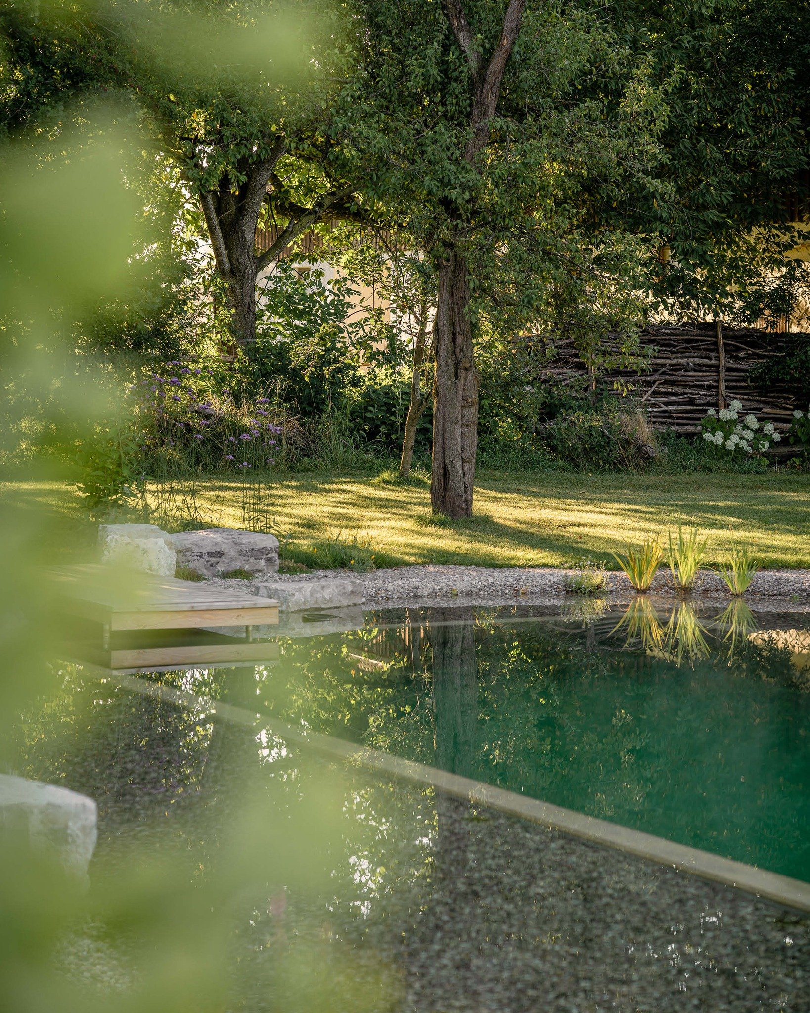 Wir lieben Wasser im Garten. Und wir lieben es noch mehr, wenn man von der ganzen Technik dahinter m&ouml;glichst wenig mitbekommt. Wenn man einfach am Wasser sitzt, die Spiegelungen sieht, das Licht durch die B&auml;ume f&auml;llt und der Rest im Hi