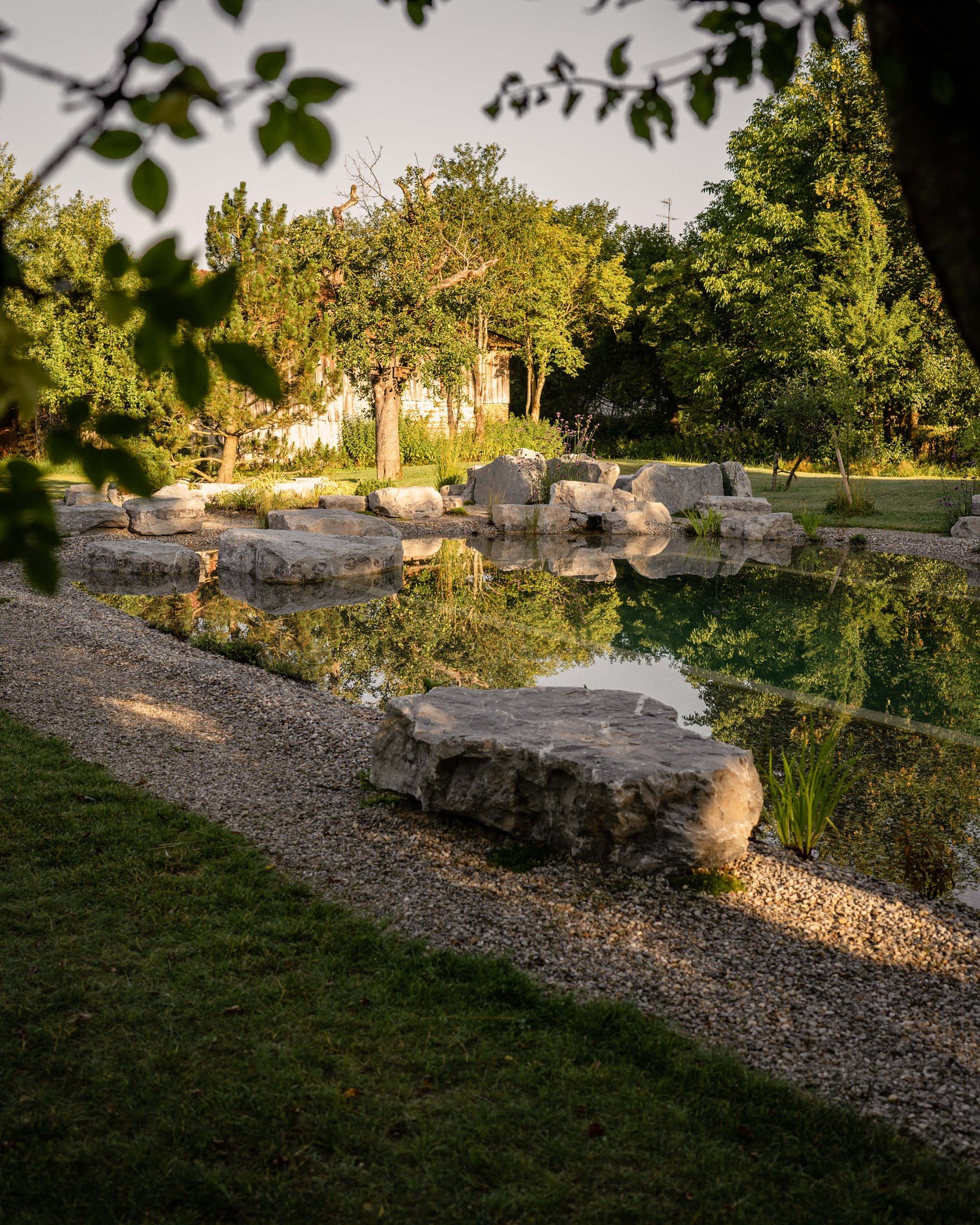 Wasser im Garten fasziniert uns immer wieder. Wie es das Licht einf&auml;ngt, Bewegung in den Garten bringt und gleichzeitig eine unglaubliche Ruhe ausstrahlt. Gerade bei einem Schwimmteich geht es f&uuml;r uns deshalb um viel mehr als um eine Wasser