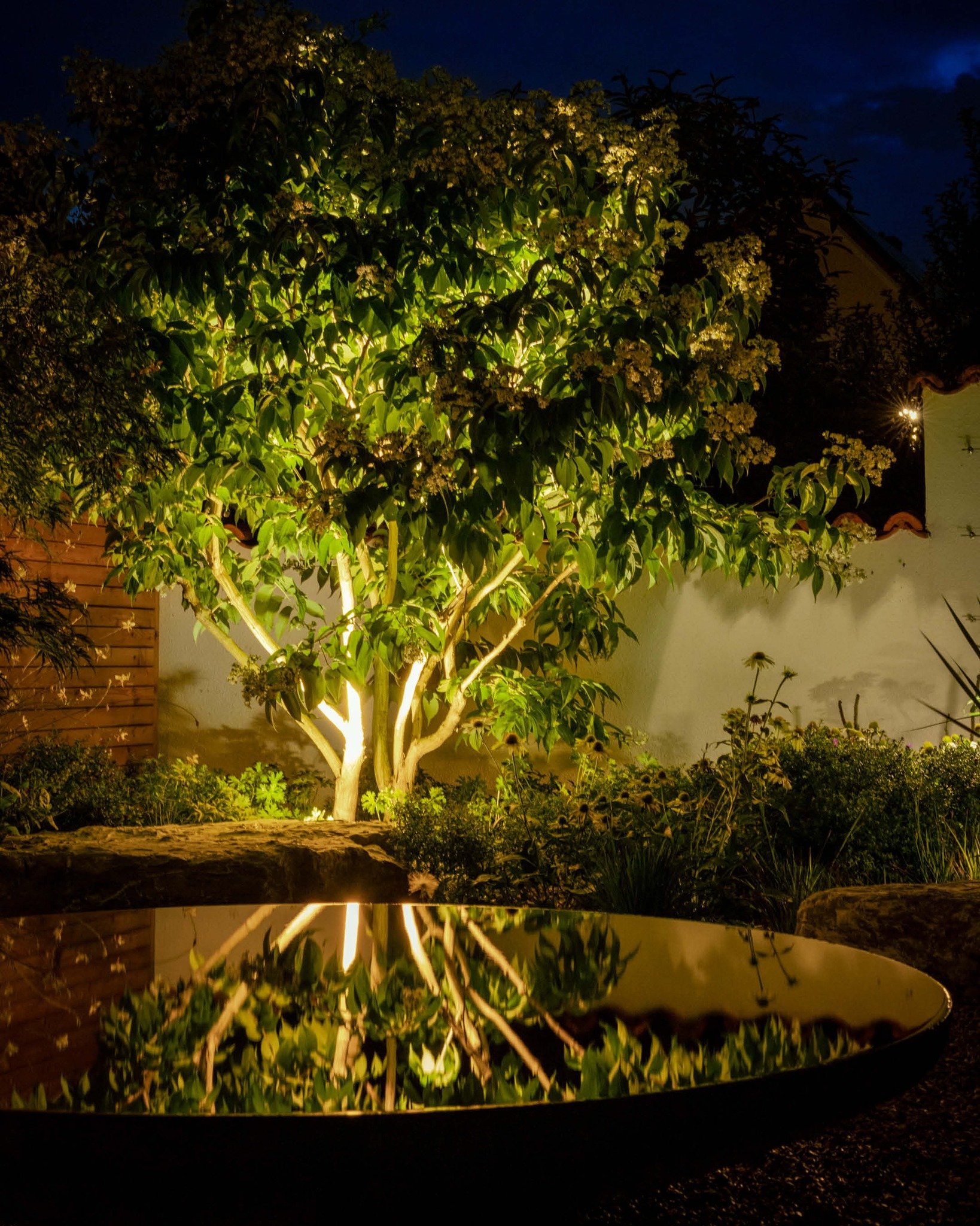 Ein Garten braucht am Abend nicht m&ouml;glichst viel Licht. Sondern das richtige.

Gezielt gesetztes Licht schafft Atmosph&auml;re, hebt besondere Bereiche hervor und l&auml;sst andere bewusst im Dunkeln. So entsteht Tiefe &ndash; und der Garten bek