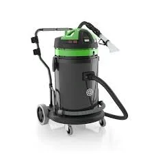 Aspirateur industriel avec réservoir noir et éléments verts, équipé de roulettes et d'une poignée.