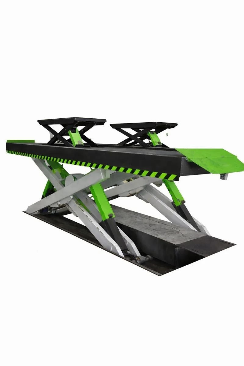 Une plateforme élévatrice pour la maintenance ou la réparation, équipée de surfaces de travail et de supports ajustables, de couleur noir, vert et blanc.