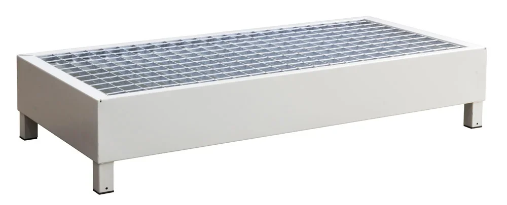 Un lit de culture en métal avec grille supérieure, destiné à faire pousser des plantes