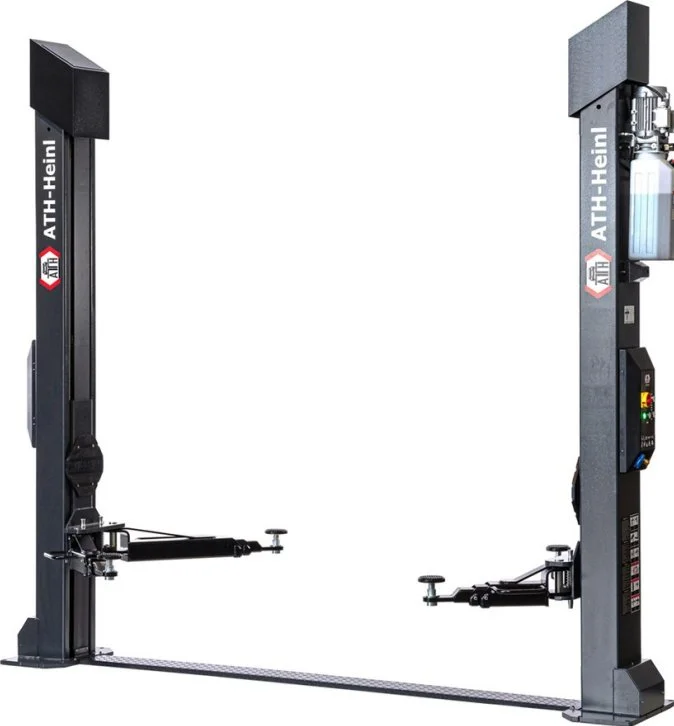 Deux appareils de levage pour véhicules, de couleur gris foncé, avec des bras articulés et un panneau de contrôle électronique, fabriqués par ATH-Heinl.