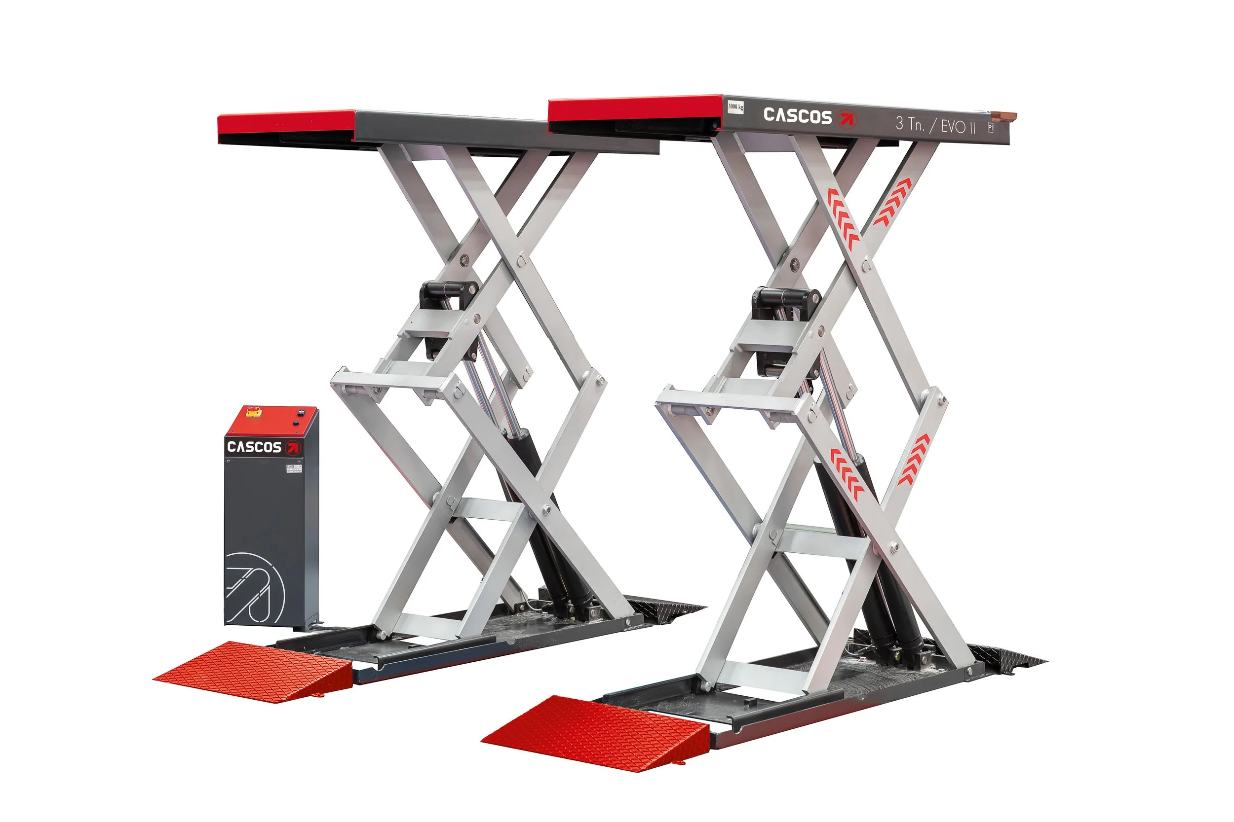 Deux plates-formes élévatrices électriques pour véhicules côte à côte, avec rampes en caoutchouc rouge, pour levage de voitures. Dispositifs de contrôle à gauche.