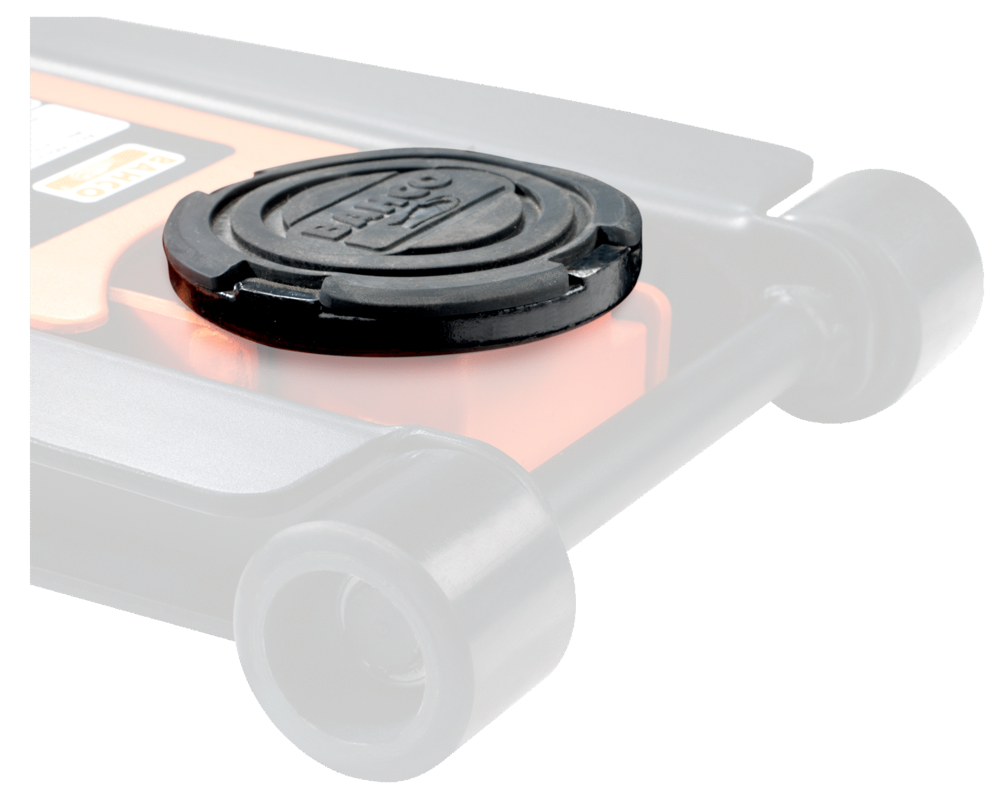 Une bouteille de gaz avec une valve noire et un corps gris, vue en gros plan.