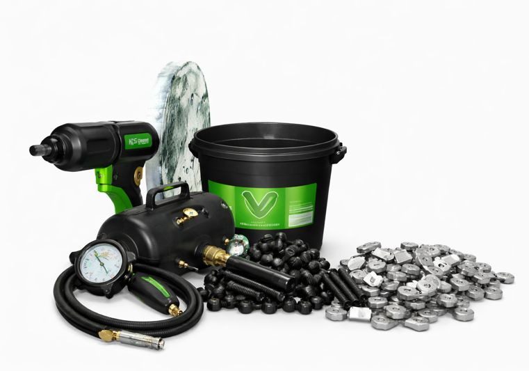 Un kit de bricolage comprenant un pulvérisateur électrique, un seau noir avec une étiquette verte, et des diverses pièces métalliques et de plastique, principalement en noir, argenté et gris.