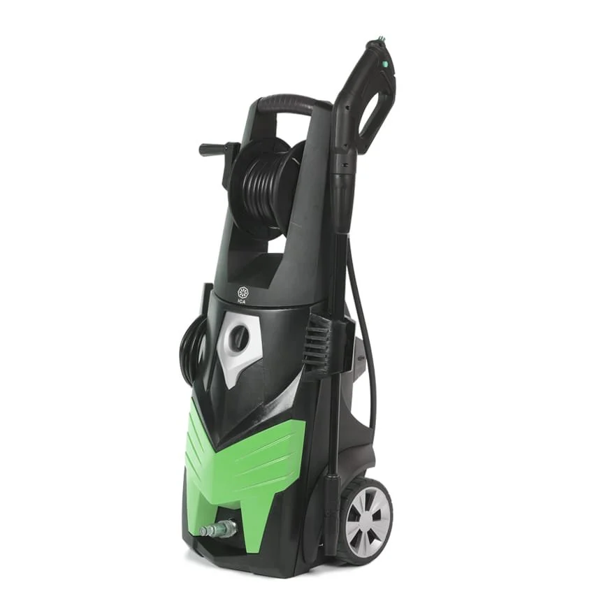 Nettoyeur haute pression noir et vert avec roulettes, poignées et tuyau spiralé.