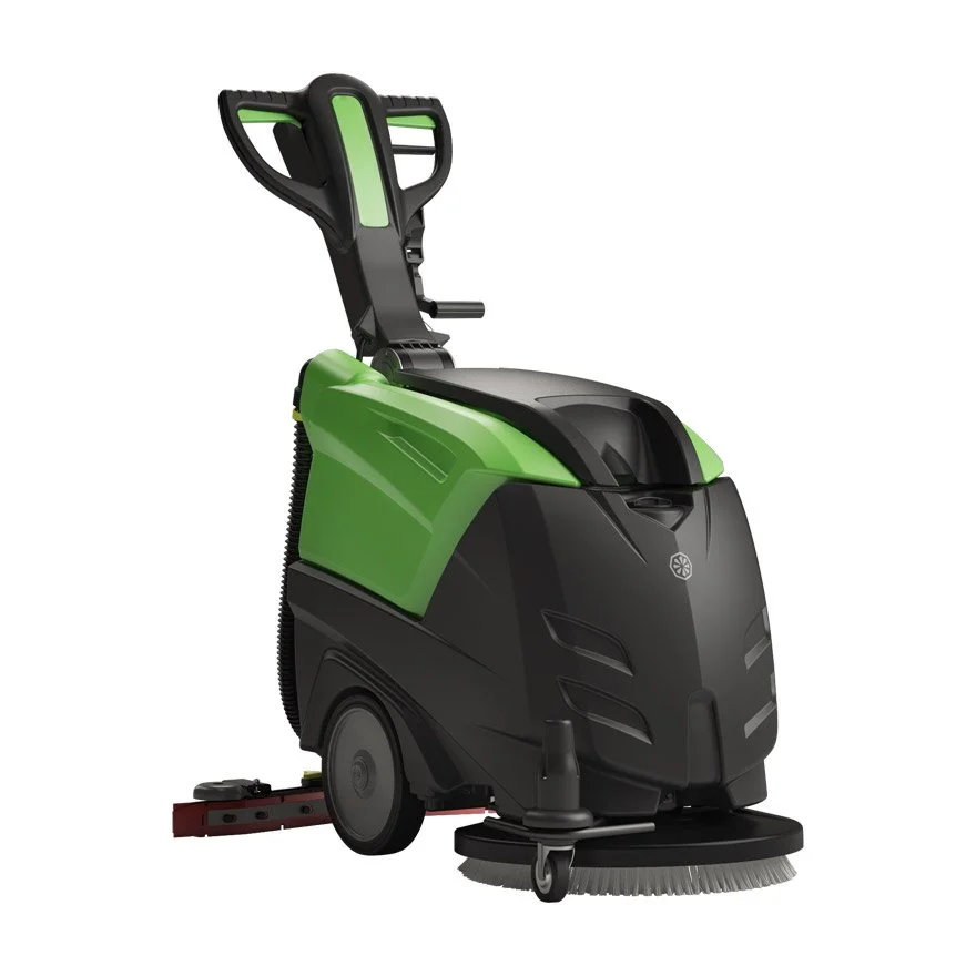 Une machine de nettoyage de sols industrielle de couleur verte et noire avec une brosse rotative en dessous.