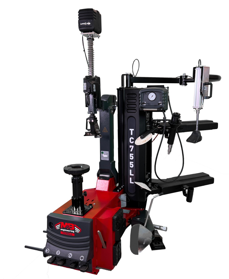 Machine de test de conduite automatisée avec plusieurs composants électroniques et mécaniques, principalement en noir, rouge et gris, utilisée pour la recherche en ingénierie automobile.