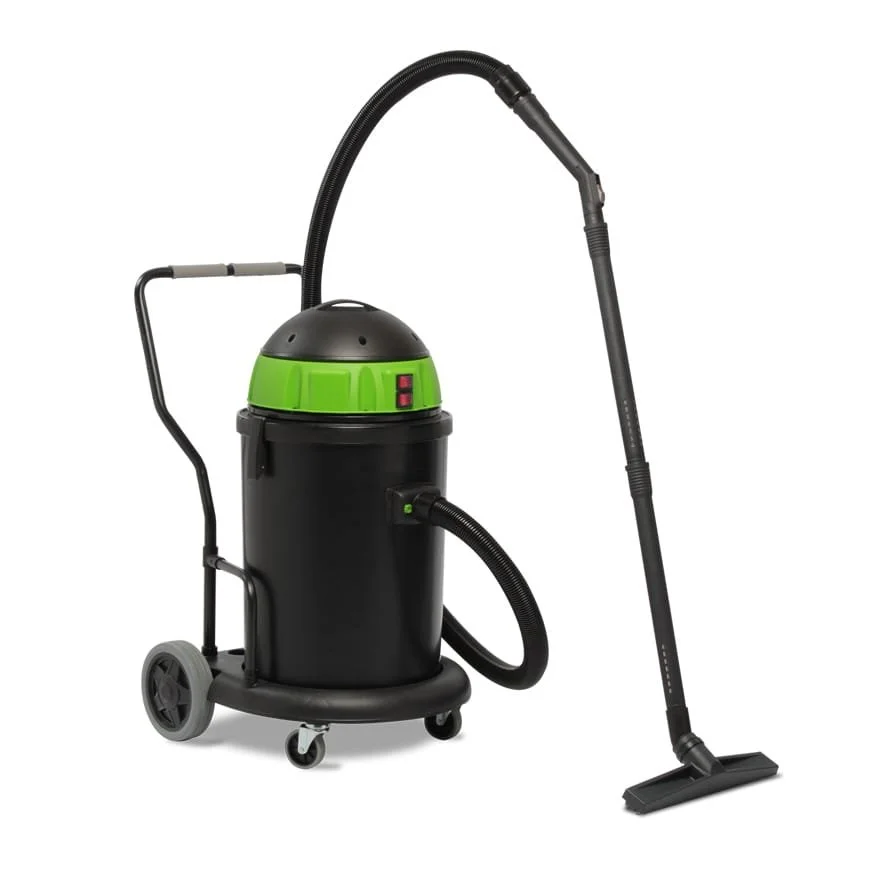 Aspirateur industriel noir et vert avec roulettes et tuyau flexible.