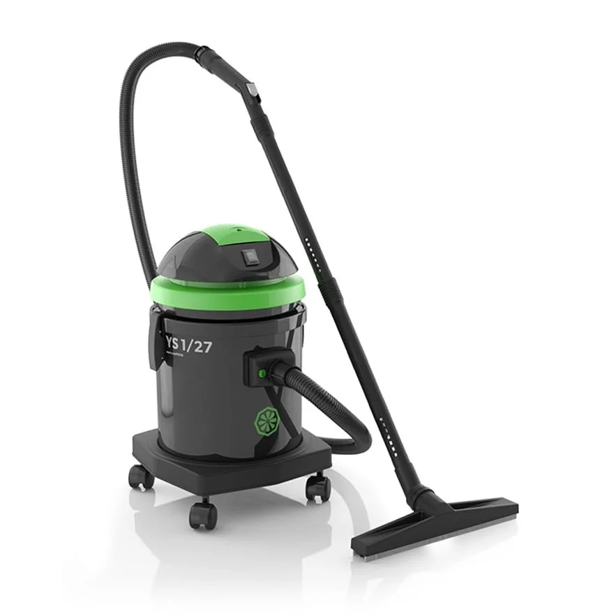 Un aspirateur industriel noir et vert avec un tuyau flexible, situé sur un support à roulettes.