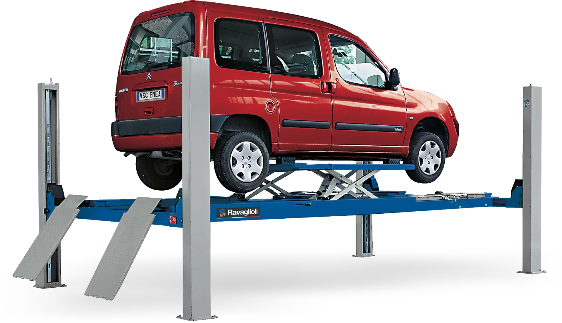 Voiture rouge sur un pont élévateur en milieu de atelier de réparation