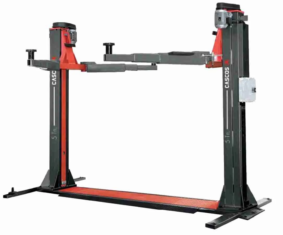 Un chariot élévateur électrique de couleur rouge et noire avec des bras extensibles, utilisé pour la manutention ou le levage.