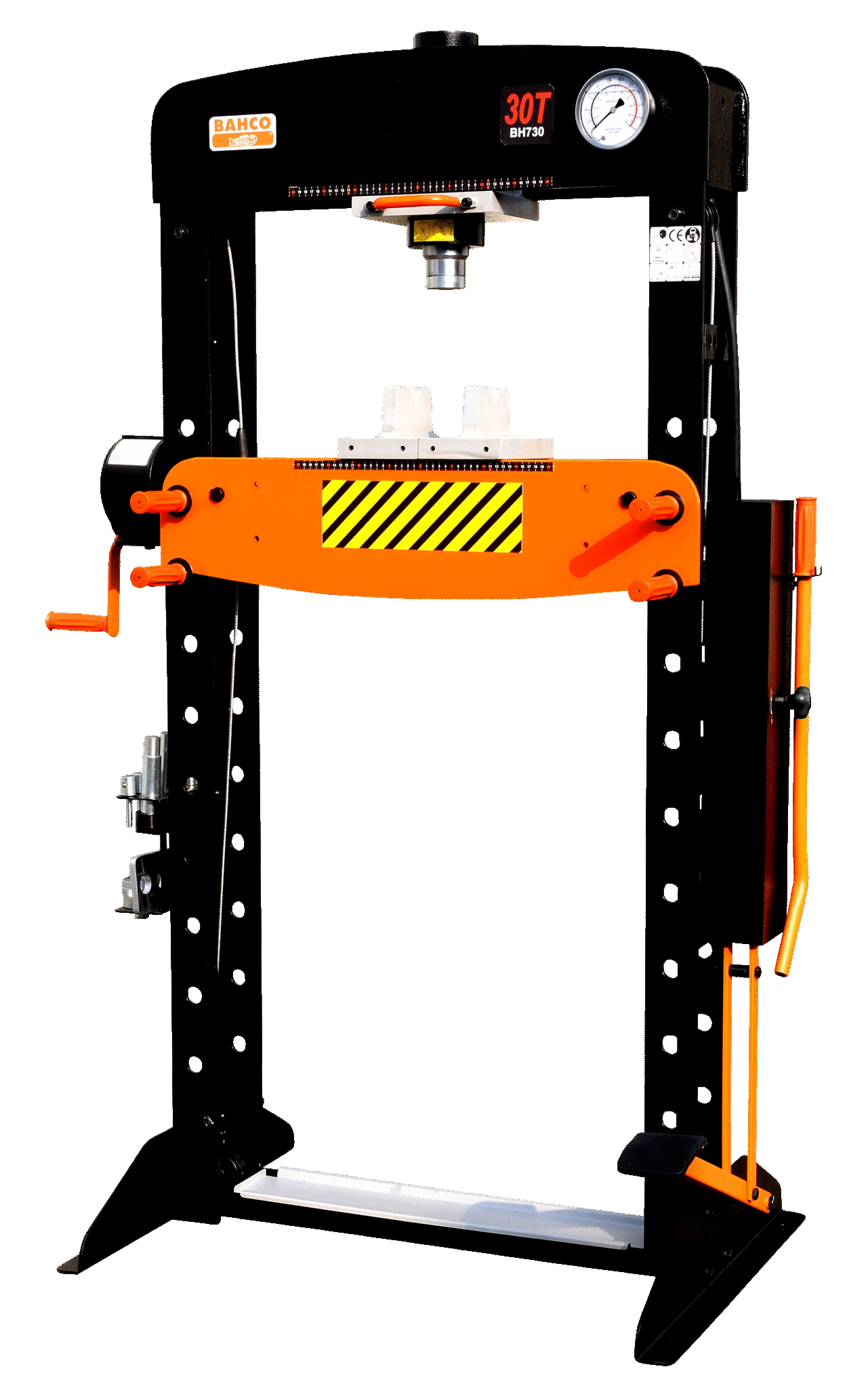 Machine de presse manuelle en métal noir et orange avec jauge, manettes et levier, utilisée pour la fabrication ou l'assemblage.