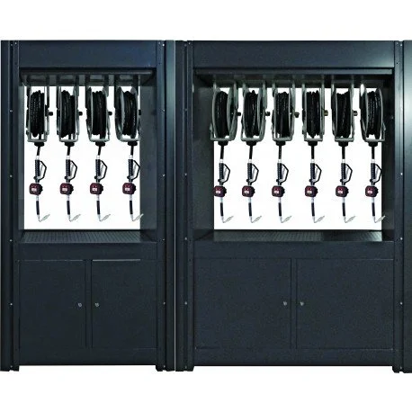 Deux casiers de stockage pour des téléphones ou des appareils électroniques, chacun contenant plusieurs appareils suspendus et chargés.