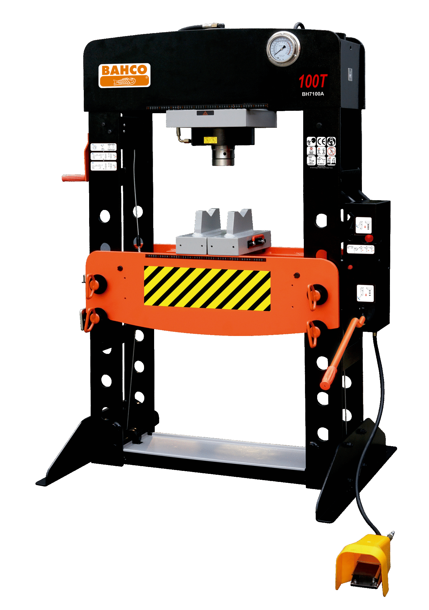 Presses hydrauliques de couleur noire et orange avec un cadran de pression et des instructions d'utilisation sur le côté, destinées à la compression ou au façonnage de matériaux, isolées sur un fond noir.