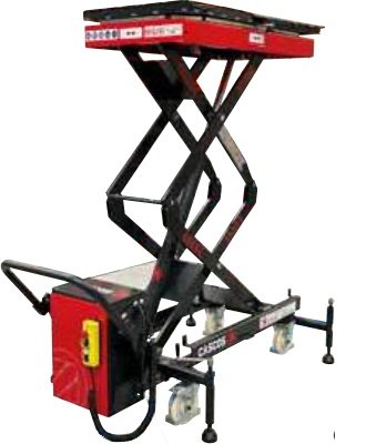 Table élévateur électrique avec plateforme au sommet et contrôles sur le côté, utilisé pour l'accès ou la maintenance.