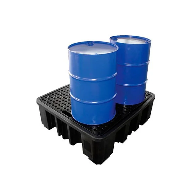 Deux barils bleus remplis d'un liquide blanc sur un support en plastique noir