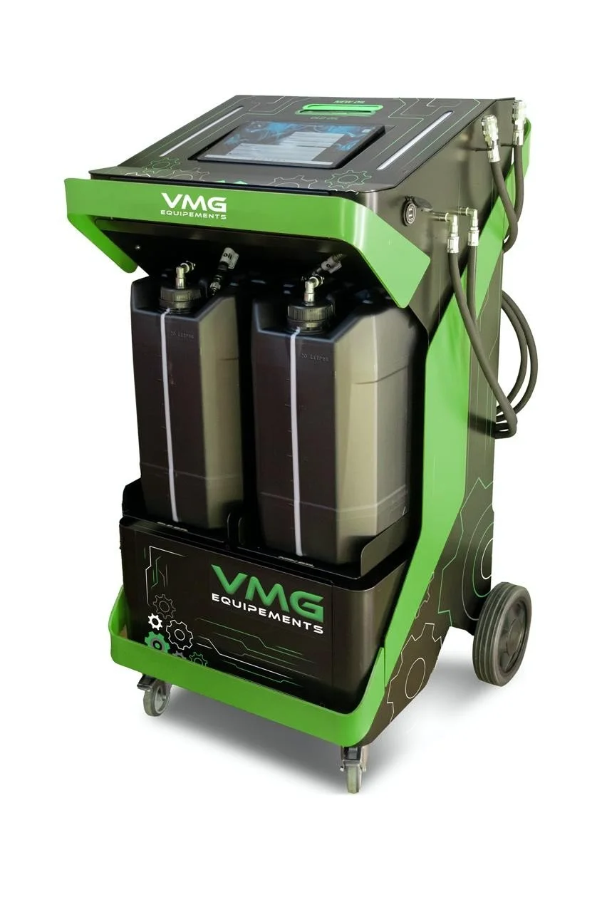 Une machine de maintenance avec deux réservoirs et un écran tactile, utilisée pour l'entretien de véhicules électriques, portant la marque VMG Equipements.