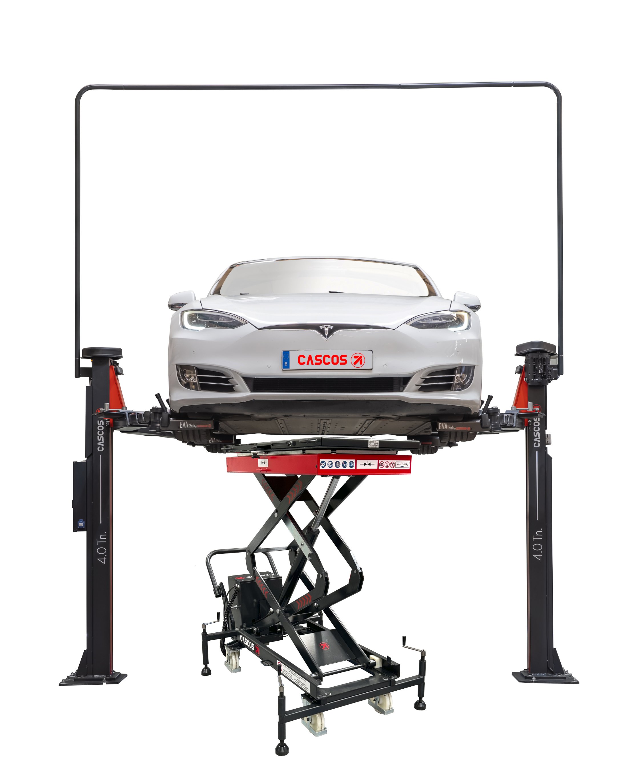 Une voiture blanche, une Tesla, sur un ascenseur élévateur pour voitures.