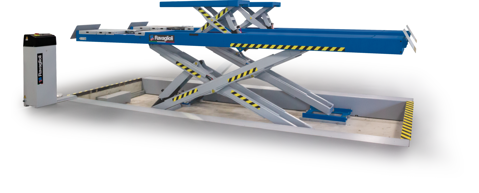 Une plateforme élévatrice en métal fixée sur une surface plane, utilisée pour lever des objets ou des personnes, avec un panneau électrique à gauche."