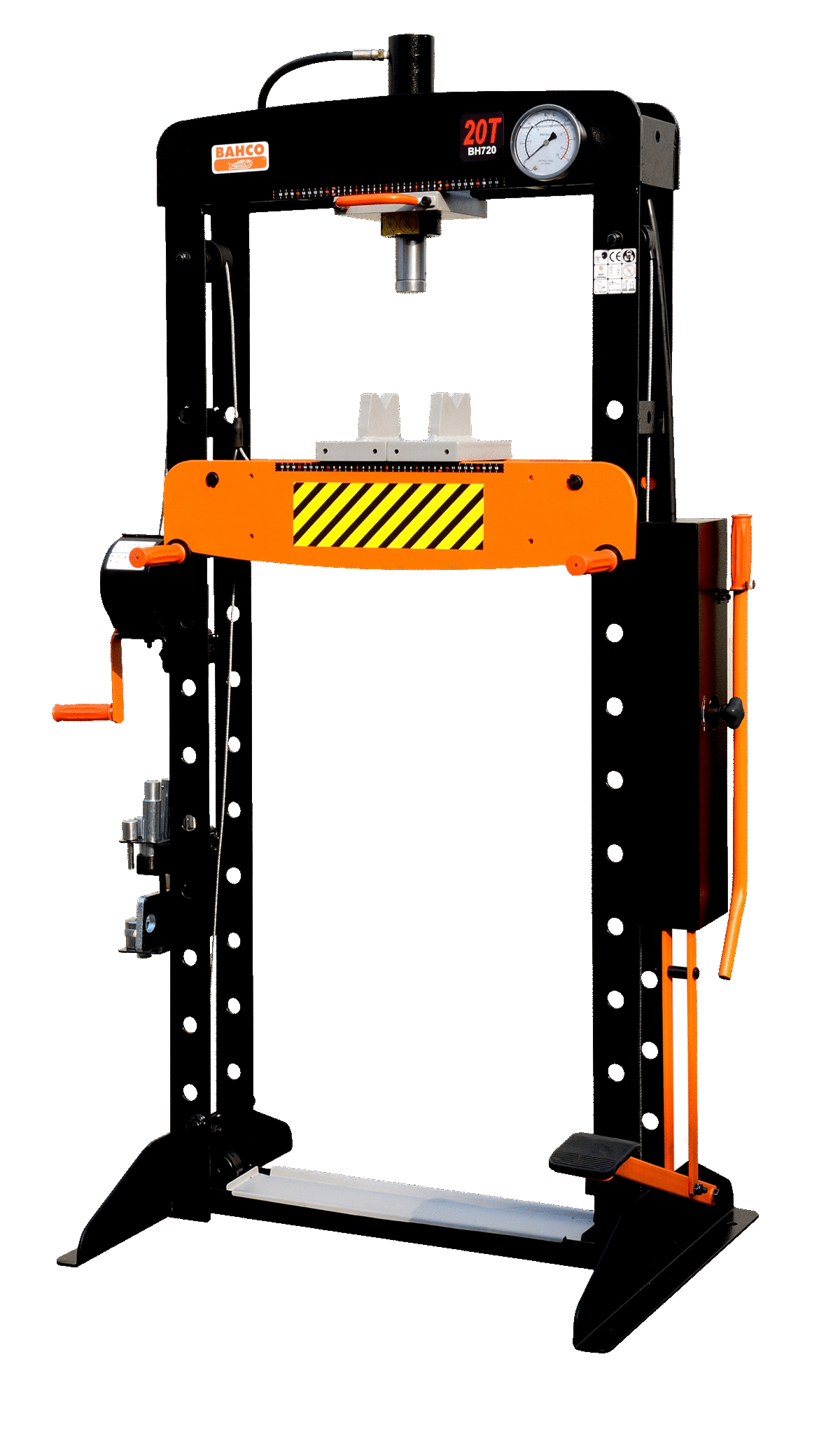 Une presse hydraulique de couleur noire avec des éléments orange et un cadran sur le dessus. Utilisée pour appliquer une pression sur des matériaux ou des objets.
