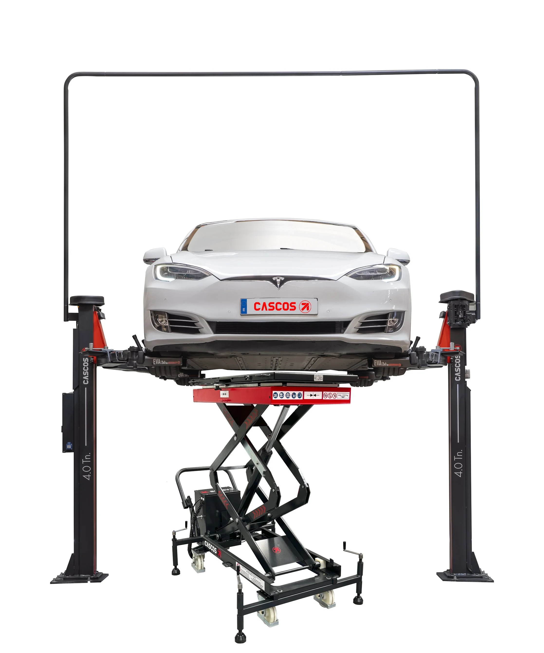 Voiture blanche Tesla sur un lift de réparation automobile