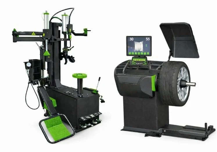 Une machine de test de conduite assistée (simulatrice) pour l'entraînement ou la recherche, avec un écran et une roue de voiture simulée, accompagnée d'une autre machine de test ou calibration, également équipée d'une roue de voiture.