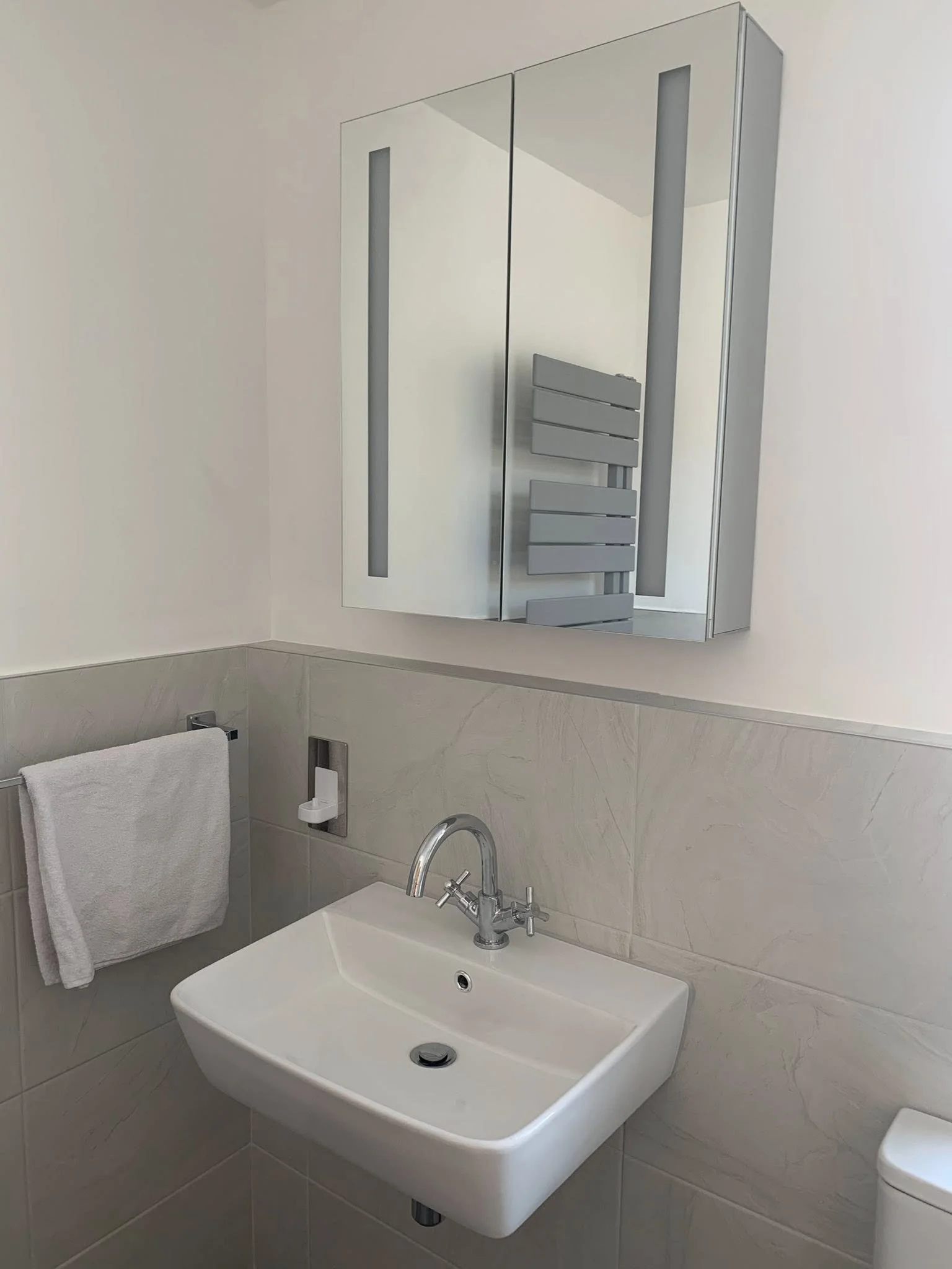 Deschamp bathroom 4.jpg