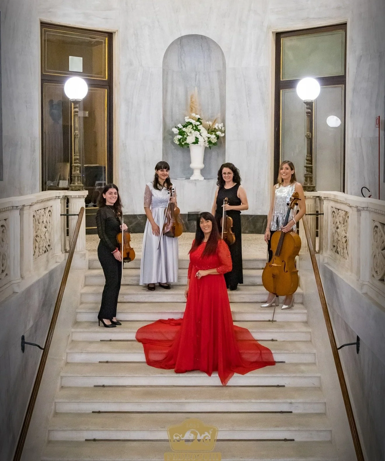 Stefania con quartetto sulla scalinata.jpg