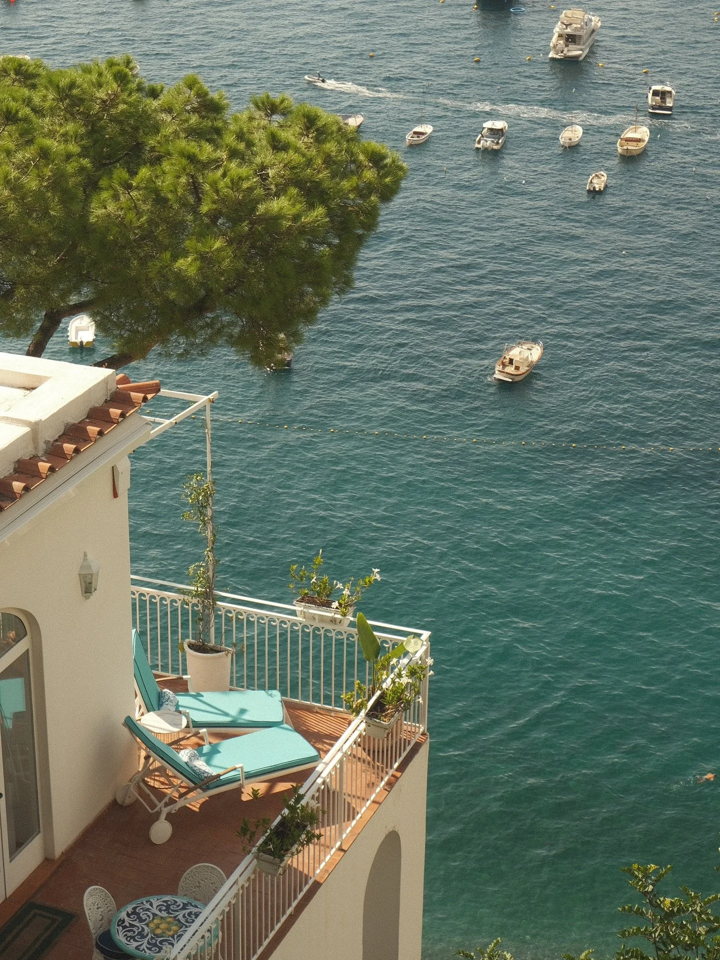 Postcards from Positano, captured on my Fujifilm

#Positano #AmalfiCoast #ItalyViews #CoastalItaly #FujifilmXSeries #ShotOnFujifilm #FujifilmPhotography #TravelPhotography #MediterraneanVibes #SeasideEscape #ItalianSummer #BalconyView #DreamyViews #O