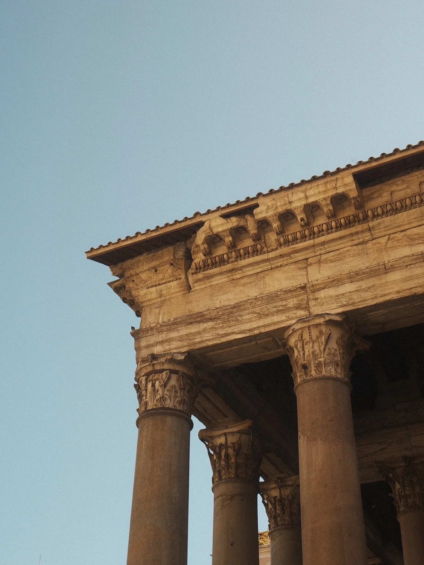 In Italy it pays to look up! Rooftops, arches, details you&rsquo;d miss if you only looked straight ahead. Rome, Positano, Capri&hellip; each one different worth noticing

#ItalyTravel #TravelTok #FilmLook #Fujifilm #ShotOnFujifilm