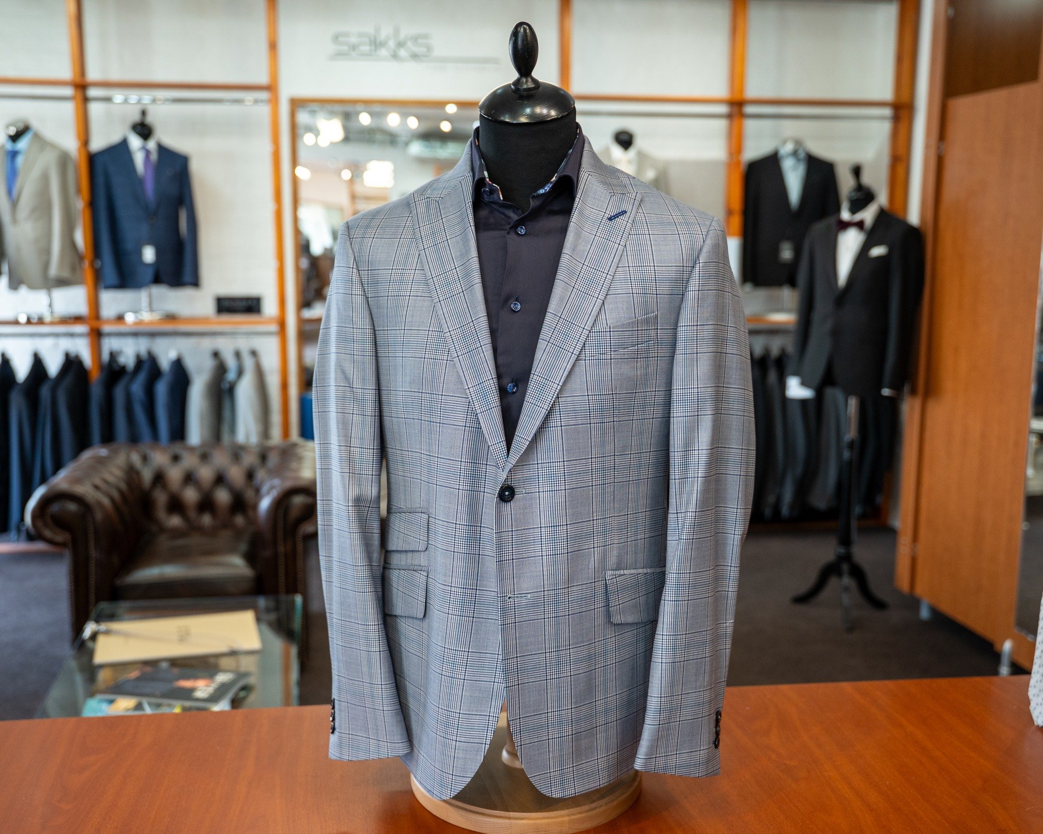 Luxury Fabrics from Loro Piana 🧵🧥🪡
Take a closer look at the most recent Made-To-Measure jacket we have created using the exquisite quality of Loro Piana's 100% Super 150's Wool from the Australis Jackets Fabric collection. The perfect fabrics to 