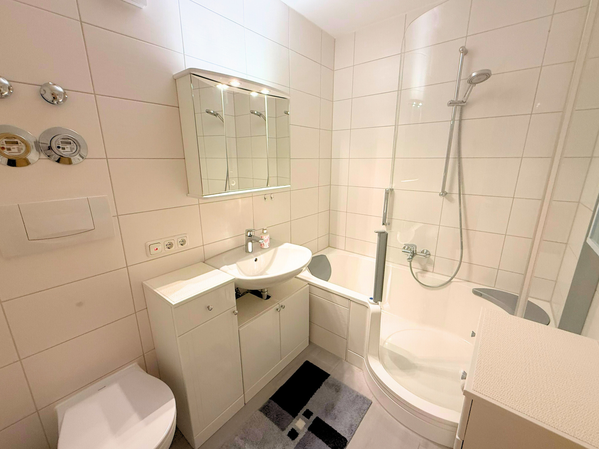 Badezimmer mit WC und begehbarer Duschbadewanne