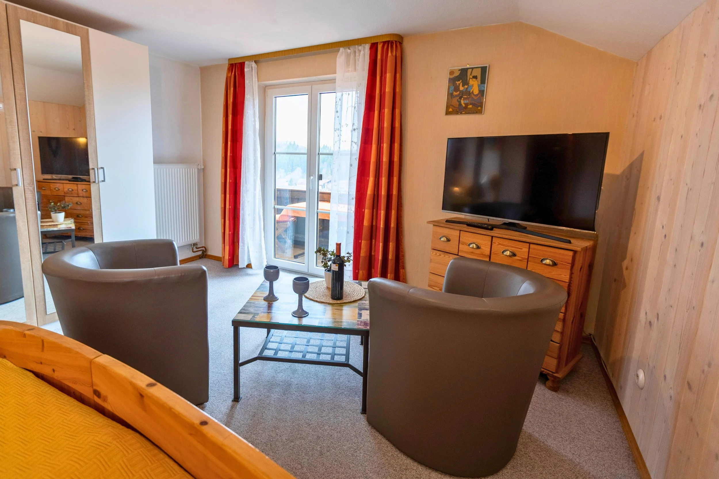 Entspannter Sitzbereich im Schlafzimmer mit TV